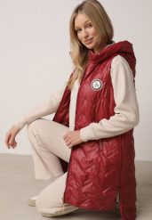 Czerwona Przejściowa Kamizelka Pikowana o Długim Kroju z Kapturem i Naszywką Harmaste. Czerwone kamizelki damskie Born2be, l, z aplikacjami, z jeansu, z kapturem. Za 149.99 zł.