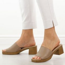 Beżowe skórzane klapki damskie na obcasie M.Daszyński 2598-4. Brązowe klapki damskie M.Daszyński, bez wzorów, z materiału, bez obcasa, na obcasie, bez zapięcia. Za 179.00 zł.