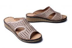 COMFORTABEL 700514-08 beige, klapki damskie. Brązowe klapki damskie Comfortabel, w ażurowe wzory, ze skóry, bez obcasa, na koturnie, bez zapięcia. Za 158.94 zł.