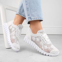 Półbuty damskie sportowe koronkowe białe T.Sokolski 1982. Białe półbuty damskie T.Sokolski, bez wzorów, z koronki, bez obcasa, bez zapięcia. Za 239.99 zł.