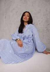 Niebieska Bawełniana Sukienka o Pudełkowym Kroju z Haftem i Wiązanym Paskiem Guineney. Niebieskie sukienki damskie Renee, z aplikacjami, z bawełny, bez ramiączek. Za 189.99 zł.