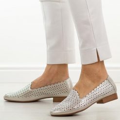 Srebrne skórzane półbuty damskie M.Daszyński Ol50-2. Szare półbuty damskie M.Daszyński, na lato, w ażurowe wzory, ze skóry, z okrągłym noskiem, bez obcasa, na płaskiej podeszwie, bez zapięcia. Za 219.00 zł.