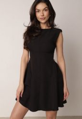 Czarna Elegancka Sukienka Bez Rękawów Zdobiona Przypinkami w Talii Rhaegina. Czarne sukienki damskie Born2be, z aplikacjami, eleganckie, bez ramiączek. Za 169.99 zł.