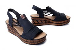 RIEKER 68175-14 blue, sandały damskie. Niebieskie sandały damskie Rieker, bez wzorów, bez obcasa, na koturnie, bez zapięcia. Za 255.92 zł.
