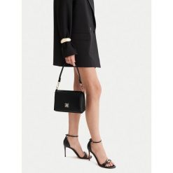 Torebka Nine West. Czarne torebki klasyczne damskie Nine West, bez dodatków. Za 229.99 zł.