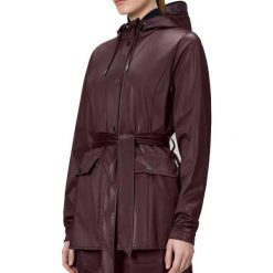 Kurtka RAINS CURVE JACKET W3 Bordeaux. Czerwone kurtki damskie Rains, xs, bez wzorów, z syntetyku, bez kaptura. Za 259.99 zł.