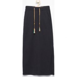 Długa spódnica dresowa - Czarny. Czarne spódnice dziewczęce Reserved, z dresówki, maxi. W wyprzedaży za 19.99 zł.