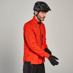 Kurtka przeciwdeszczowa rowerowa MTB Rockrider Comfort 500. Czerwone kurtki damskie ROCKRIDER, l, bez wzorów, z materiału, bez kaptura. Za 159.99 zł.