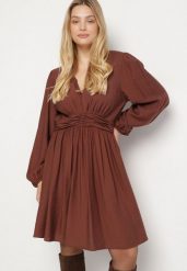 Brązowa Rozkloszowana Sukienka z Marszczeniem w Talii i Dekoltem w Serek Salindea. Brązowe sukienki damskie Born2be, bez wzorów, eleganckie, bez ramiączek. Za 139.99 zł.