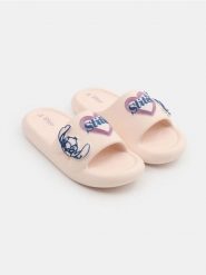 Klapki z aplikacjami 3D Stitch - beżowy. Brązowe klapki damskie Sinsay, z aplikacjami, bez obcasa, bez zapięcia. Za 25.99 zł.