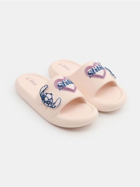 Klapki z aplikacjami 3D Stitch - beżowy. Brązowe klapki damskie Sinsay, z aplikacjami, bez obcasa, bez zapięcia. Za 29.99 zł.