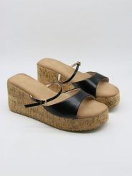 Bellucci Klapki w kolorze czarnym na koturnie rozmiar: 41. Czarne klapki damskie Bellucci, bez wzorów, z otwartym noskiem, bez obcasa, na koturnie, bez zapięcia. Za 100.99 zł.