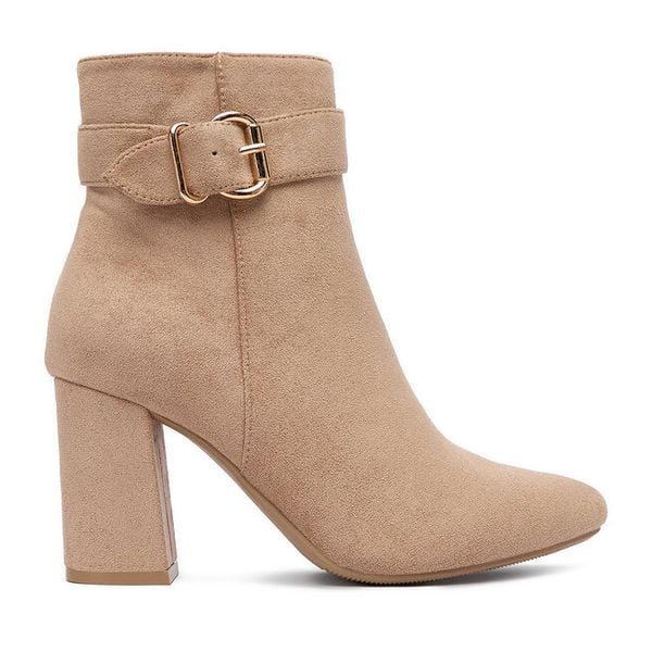 Botki DeeZee. Brązowe botki damskie DeeZee, bez obcasa, na słupku, bez zapięcia. Za 189.99 zł.