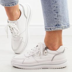 Białe skórzane sneakersy damskie Sergio Leone Sp116. Białe obuwie sportowe damskie Sergio Leone, na lato, z jeansu, bez zapięcia, trekkingowe. Za 199.00 zł.