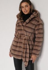 Jasnobrązowa Futrzana Kurtka z Nieodpinanym Kapturem i Paskiem Zetova. Brązowe kurtki damskie Born2be, m, bez wzorów, z futra. Za 239.99 zł.