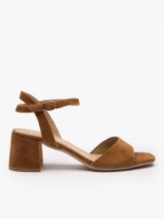 Jasnobrązowe sandały na stabilnym obcasie. Brązowe sandały damskie Ryłko, bez wzorów, ze skóry, z okrągłym noskiem, bez obcasa, na słupku, bez zapięcia. Za 399.99 zł.