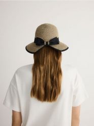 Pleciony kapelusz z kokardą - beżowy. Brązowe kapelusze damskie Reserved, bez wzorów. W wyprzedaży za 59.99 zł.