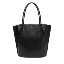 Torebka Calvin Klein. Czarne shopper bag Calvin Klein, bez wzorów, bez dodatków. Za 559.99 zł.
