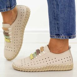 Beżowe ażurowe skórzane półbuty damskie Filippo Dp7693/26. Brązowe półbuty damskie Filippo, na lato, w ażurowe wzory, z jeansu, z okrągłym noskiem, bez obcasa, bez zapięcia. W wyprzedaży za 197.10 zł.