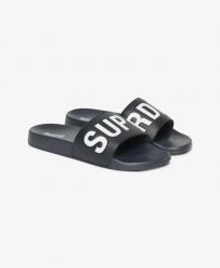 Superdry Core Pool Sliders - Klapki z wyściełanym paskiem – Deep Navy/Optic. Niebieskie klapki damskie Superdry, bez wzorów, bez obcasa, bez zapięcia. Za 174.20 zł.
