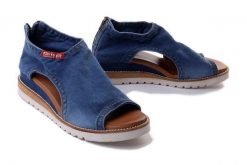 ARTIKER RELAKS 50C0256 jeans, sandały damskie. Niebieskie sandały damskie Artiker Relaks, bez wzorów, z jeansu, bez obcasa, na koturnie, bez zapięcia. Za 237.92 zł.