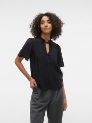 Vero Moda Bluzka w kolorze czarnym rozmiar: XS. Czarne bluzki damskie Vero Moda, s, bez wzorów, z wiskozy, klasyczne, bez kołnierzyka, bez ramiączek. Za 32.90 zł.