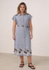Niebieska Rozkloszowana Sukienka Koszulowa z Wiskozy z Haftem i Wiązanym Paskiem Adellis. Niebieskie sukienki damskie Born2be, z aplikacjami, z materiału, boho, bez ramiączek. Za 129.99 zł.