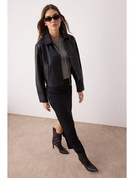 Trendyol Kurtka w kolorze czarnym ze skóry syntetycznej rozmiar: XL. Czarne kurtki damskie Trendyol, xl, bez wzorów, ze skóry, bez kaptura. Za 131.12 zł.