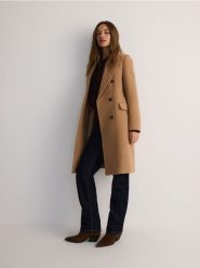 Płaszcz z wełną - beżowy. Brązowe płaszcze damskie Reserved, l, bez wzorów, z tkaniny, bez kaptura. W wyprzedaży za 239.99 zł.