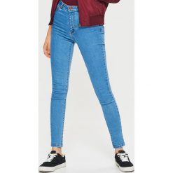 Jeansy HIGH WAIST - Niebieski. Niebieskie jeansy damskie Cropp. Za 89.99 zł.