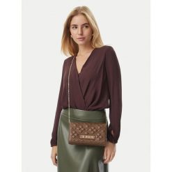 Torebka LOVE MOSCHINO. Brązowe torebki wieczorowe damskie Love Moschino, bez wzorów, bez dodatków. Za 639.99 zł.