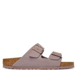 Klapki Birkenstock. Fioletowe klapki damskie Birkenstock, bez wzorów, bez obcasa, bez zapięcia. Za 449.99 zł.