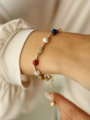 Pierres delicates Pozłacana bransoletka z kamieniami szlachetnymi i perłami rozmiar: onesize. Białe bransoletki damskie Pierres delicates, pozłacane. Za 52.99 zł.