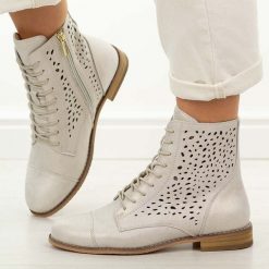 Złote skórzane ażurowe botki damskie Cambell 19419. Żółte botki damskie Cambell, na jesień, z jeansu, eleganckie, z okrągłym noskiem, bez obcasa, na płaskiej podeszwie, bez zapięcia. Za 259.00 zł.