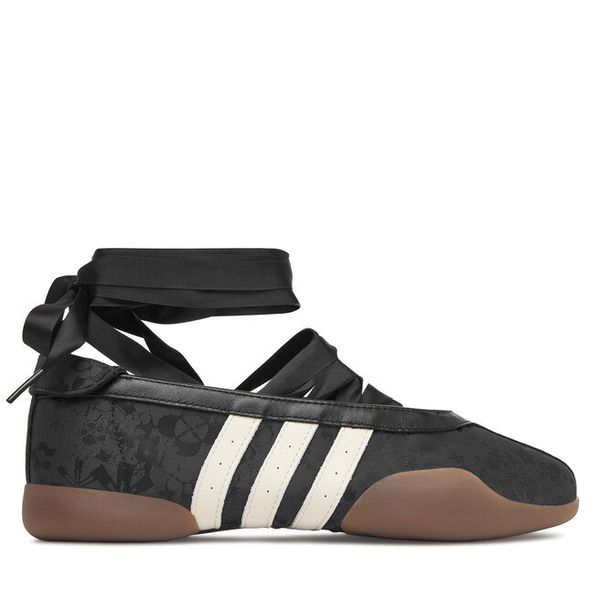 Baleriny adidas. Czarne balerinki damskie Adidas, bez wzorów. Za 479.99 zł.