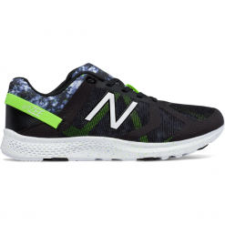 New Balance WX77GG. Czarne obuwie sportowe damskie New Balance, z gumy. W wyprzedaży za 229.99 zł.
