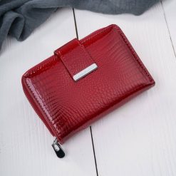 Portfel damski skórzany lakierowany mały czerwony z tłoczeniem croco z RFID SP-26-CRD. Czerwone portfele damskie bez wzorów, z lakierowanej skóry. Za 99.00 zł.