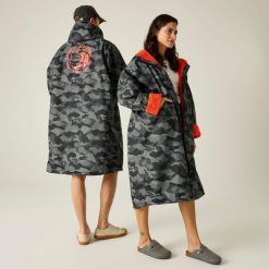 Płaszcz plażowy wodoodporny Changing Robe Regatta. Brązowe płaszcze damskie Regatta, na lato, l, bez wzorów, z materiału, z kapturem. Za 329.99 zł.