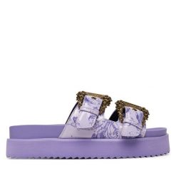 Klapki Versace Jeans Couture. Fioletowe klapki damskie Versace Jeans Couture, bez wzorów, z jeansu, bez obcasa, bez zapięcia. Za 799.99 zł.