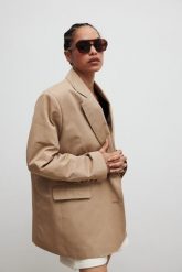 Klasyczna marynarka w kolorze CLASSIC BEIGE - NOMEE-M/L. Brązowe marynarki i żakiety damskie Marsala, l, bez wzorów, z bawełny, eleganckie. Za 499.90 zł.