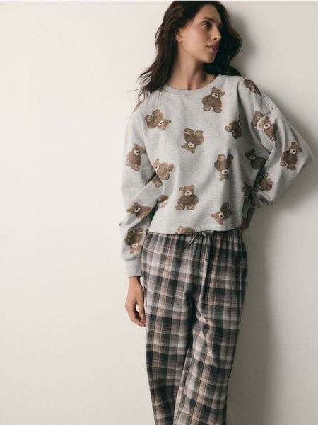 Dwuczęściowa piżama z nadrukiem - jasnoszary. Szare piżamy damskie Reserved, bez wzorów, z bawełny, bez ramiączek. Za 159.99 zł.