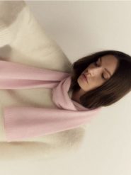 Wełniany szal z kaszmirem - pastelowy róż. Czerwone szaliki damskie Reserved, bez wzorów, z kaszmiru. W wyprzedaży za 139.99 zł.