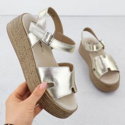 Skórzane sandały damskie na koturnie złote Filippo DS7024. Żółte sandały damskie Filippo, bez wzorów, ze skóry, bez obcasa, na koturnie, bez zapięcia. Za 155.99 zł.