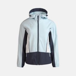 Lekka kurtka VENICE – regulowany kaptur, pas i kieszenie zapinane na zamek. Niebieskie kurtki damskie Izas, m, bez wzorów, z nylonu, bez kaptura. Za 486.91 zł.