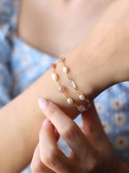 Pierres delicates Pozłacana bransoletka z kwarcem i perłami rozmiar: onesize. Białe bransoletki damskie Pierres delicates, pozłacane. Za 52.99 zł.