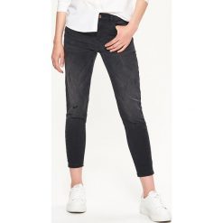 Jeansy SLOUCH - Czarny. Czarne jeansy damskie Cropp. W wyprzedaży za 59.99 zł.