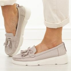 Beżowe skórzane mokasyny damskie Vinceza 88041. Brązowe mokasyny damskie VINCEZA, na jesień, z jeansu, z okrągłym noskiem, bez obcasa. Za 219.00 zł.