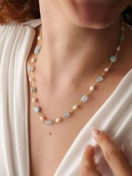 Pierres delicates Pozłacany naszyjnik z elementami ozdobnymi - dł. 43 cm rozmiar: onesize. Białe naszyjniki damskie Pierres delicates, z akwamarynem, pozłacane. Za 61.45 zł.