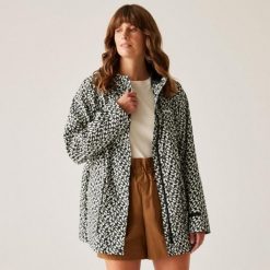 Kurtka turystyczna przeciwdeszczowa damska Orla Kiely Swing wodoodporna. Kurtki damskie Regatta, bez wzorów, z tkaniny, bez kaptura. W wyprzedaży za 239.99 zł.