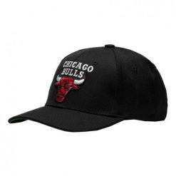 Czapka snapback klasyczna Chicago Bulls. Czarne czapki z daszkiem damskie Mitchell & Ness, bez wzorów. Za 198.50 zł.